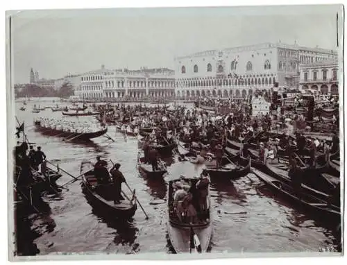 Fotografie Th. Jürgens, Ansicht Venedig, Massen an Gondeln und Gondoliere vor dem Dogenpalast