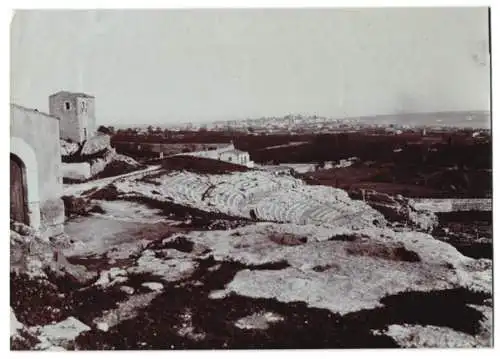 Fotografie unbekannter Fotograf, Ansicht Syrakus, Blick auf die Ruinen des Griechischen Theater