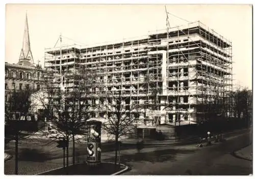 Fotografie Foto-Wiehl, Mainz, Ansicht Mainz, Bahngebäude im Baugerüst mit Litfasssäule an einer Kreuzung, 1937