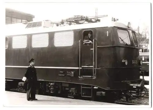 Fotografie Hans Armster, Mainz, Ansicht Mainz, E-Lok Model E 40 mit Schaffner am Mainzer Hauptbahnhof