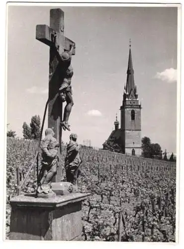 Fotografie unbekannter Fotograf, Ansicht Erbach a. Rh., Kruzifix und Blick zur Markuskirche, Weinreben