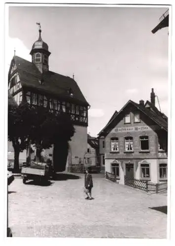 Fotografie Hans Armster, Mainz, Ansicht Königstein i. T., Blick auf das Rathaus mit Vorplatz und Gasthaus Messer