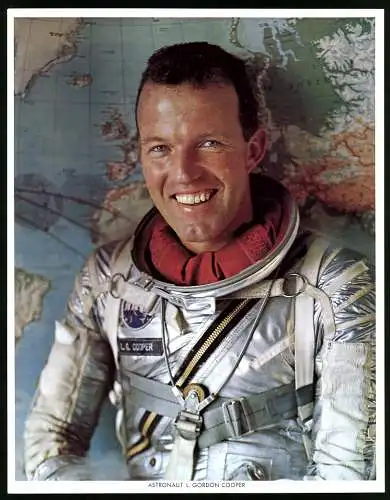 Fotografie USISI Photo, amerikanischer Astronaut Leroy Gordon Cooper (1958-1963) im Raumanzug, Mercury-Atlas 9 & Gemini