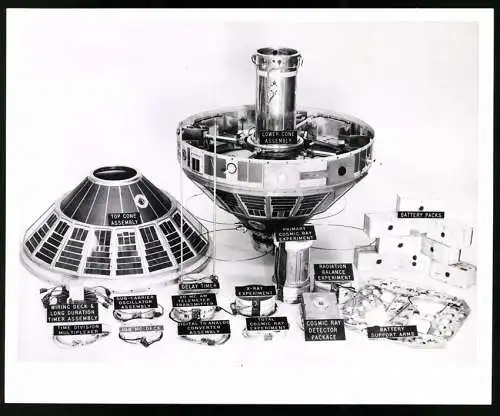 Fotografie USIS Photo, Vienna, Instrumentation disassembled Satellite Explorer VII for Juno II vehicle, 1960, 26 x 21cm