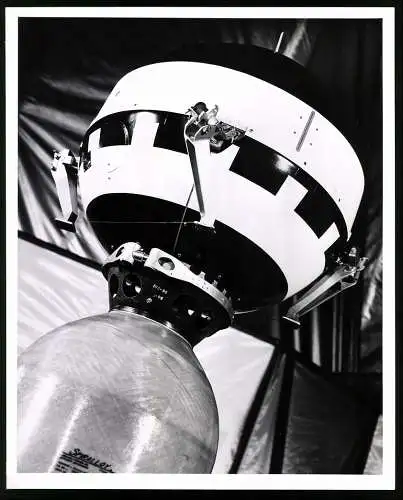 Fotografie USIS Photo, Vienna, closeup of the payload shows in detail of third stage Planet, Grossformat 26 x 21cm