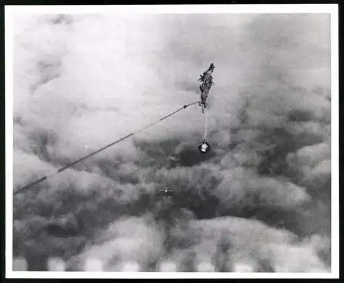 Fotografie USIS Photo, Vienna, Mid-Air catch of Discoverer XVII Capsule, 1960, Grossformat 26 x 21cm