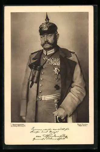 AK Generalfeldmarschall von Hindenburg mit Pickelhaube und Feldstecher