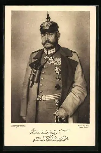 AK Generalfeldmarschall von Hindenburg mit Pickelhaube und Feldstecher