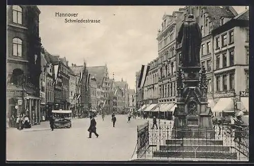 AK Hannover, Schmiedestrasse mit Denkmal