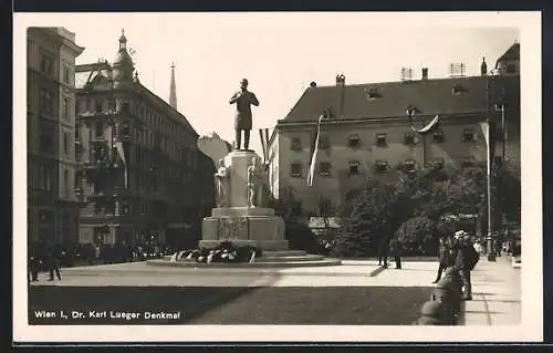 AK Wien I, Dr. Karl Lueger Denkmal mit Kränzen, Soldaten