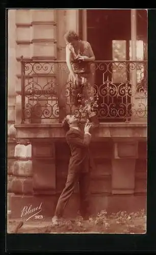 Foto-AK Bleuet Paris: Herr mit Blumen bei Dame am Balkon