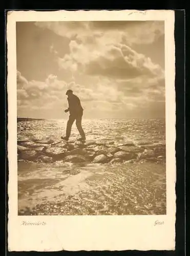 Foto-AK Ernst und Bernhard Groh: Heimwärts, Mann spaziert am Meer entlang