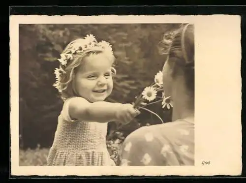 Foto-AK Ernst und Bernhard Groh: Lachendes kleines Mädchen mit Blumen