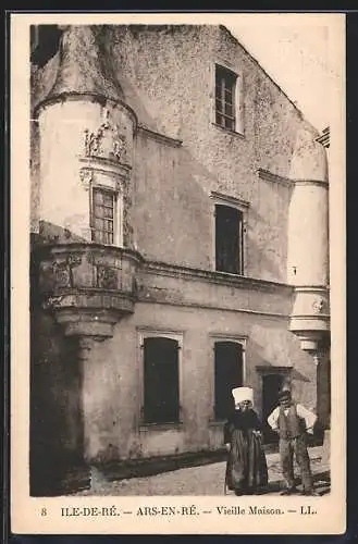 AK Ars-en-Ré, Vieille maison avec deux personnes en tenue traditionnelle