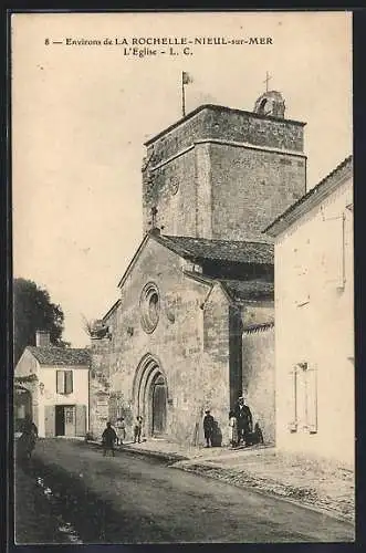 AK Nieul-sur-Mer, L`Eglise et rue adjacente avec passants