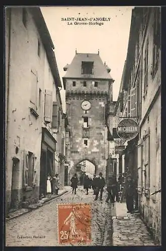 AK Saint-Jean-d`Angély, La Grosse-Horloge et rue animée avec passants et enseignes