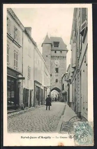 AK Saint-Jean-d`Angély, La Grosse Horloge vue depuis une rue pavée