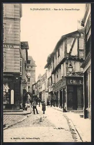 AK St-Jean-d`Angély, Rue de la Grosse-Horloge avec bâtiments anciens et passants