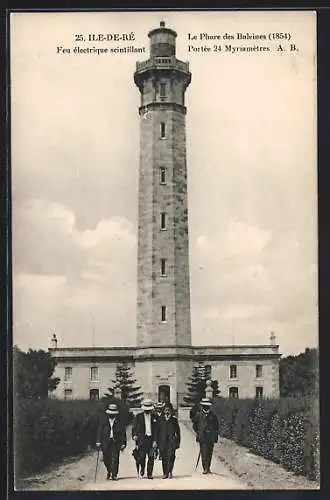 AK Île-de-Ré, Le Phare des Baleines, 1854, avec feu électrique scintillant et visiteurs devant