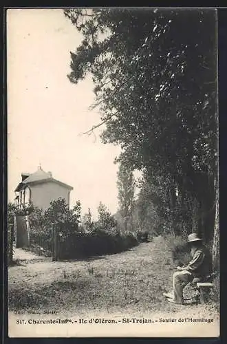 AK St-Trojan /Ile d`Oléron, Sentier de l`Ermitage avec maison et homme assis sur un banc