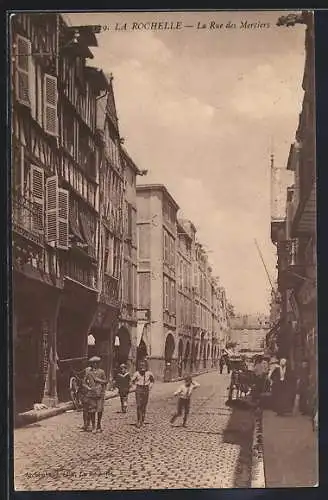 AK La Rochelle, La Rue des Merciers animée avec passants et bâtiments historiques