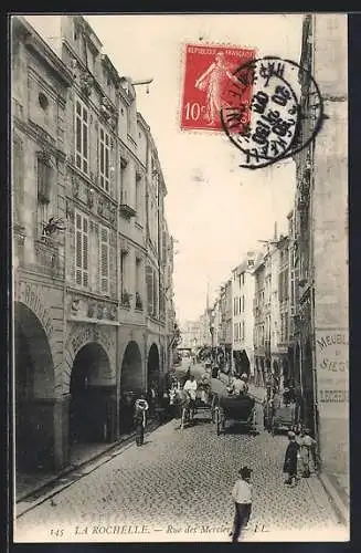 AK La Rochelle, Rue des Merciers avec charrettes et passants