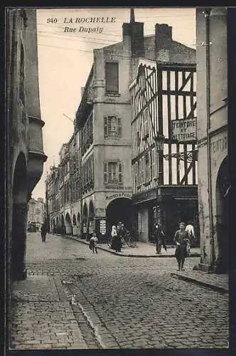 AK La Rochelle, Rue Dupaty avec maisons à colombages et passants sur la rue pavée