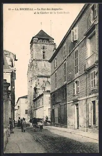 AK La Rochelle, La Rue des Augustins et le Clocher de la Cathédrale