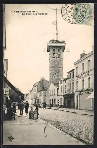 AK Rochefort-sur-Mer, La Tour des Signaux et Rue Animée