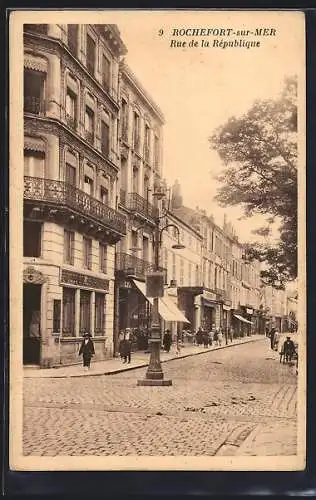 AK Rochefort-sur-Mer, Rue de la République animée avec passants et bâtiments anciens