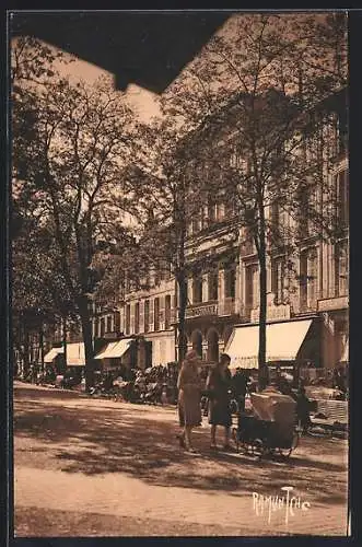 AK Rochefort-sur-Mer, Place Colbert avec les Grands Hôtels et les promeneurs