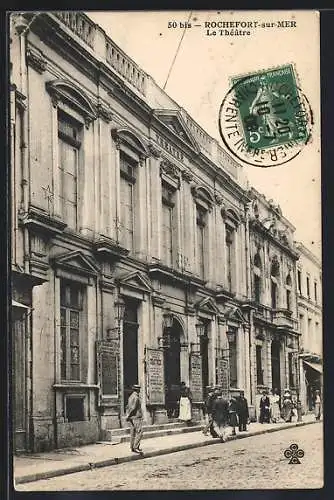 AK Rochefort-sur-Mer, Le Théâtre et passants devant l`entrée