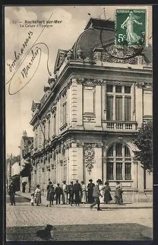 AK Rochefort-sur-Mer, La Caisse d`Épargne et passants devant le bâtiment