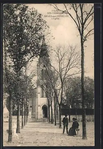 AK Brives-sur-Charente, L`église des Charrettes vue à travers une allée d`arbres