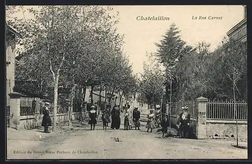 AK Chatelaillon, La Rue Carnot avec des habitants se promenant