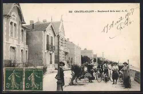 AK Châtelaillon, Boulevard de la mer avec des piétons et des cyclistes