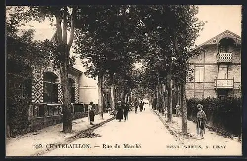 AK Châtelaillon, Rue du Marché animée avec passants et arbres ombragés