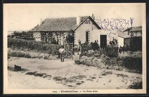 AK Châtelaillon, Le Brise-lame et le café avec des villageois devant la maison