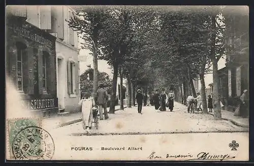 AK Fouras, Boulevard Allard avec passants et commerces