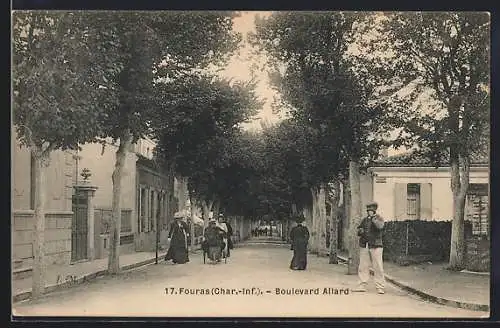 AK Fouras, Boulevard Allard avec des passants sous les arbres