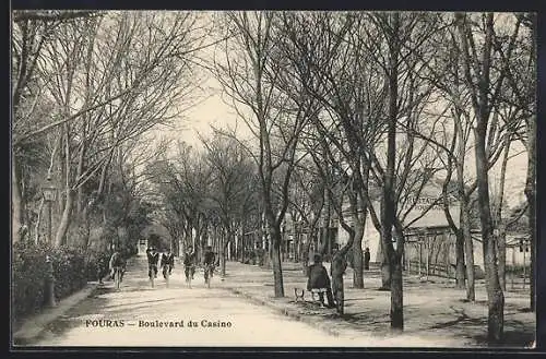 AK Fouras, Boulevard du Casino avec promeneurs et arbres dénudés en hiver