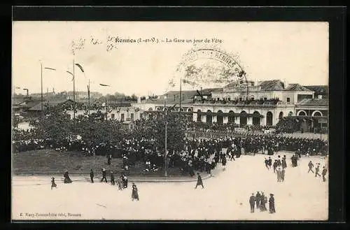 AK Rennes /I.-et-V., La Gare un jour de Fete