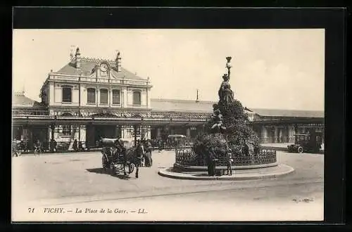 AK Vichy, La Place de la Gare, Bahnhof