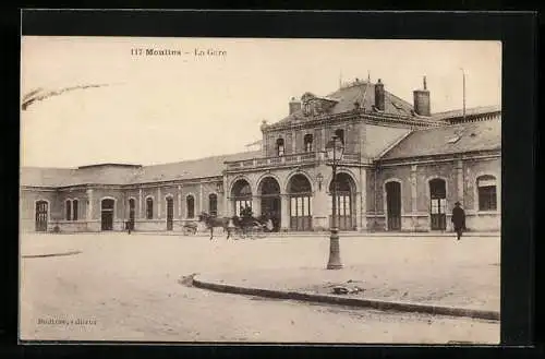 AK Moulins, La Gare, Bahnhofansicht mit Kutsche