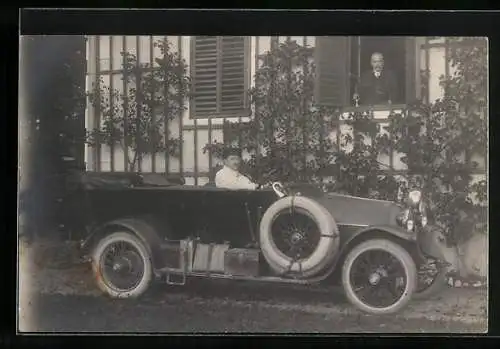 Foto-AK Auto hält vor einem Haus, älterer Herr schaut aus dem Fenster