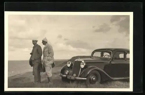 Foto-AK Mercedes Benz Auto mit Kennzeichen AE23-3089 an einer Küste