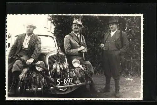 Foto-AK Steyr Auto mit Kennzeichen S-697, Jäger nach erfolgreicher Vogeljagd