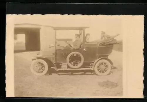 Foto-AK Auto im Sonnenschein, Fahrer und Familie im KFZ