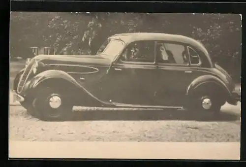 Foto-AK BMW Auto hält am Strassenrand