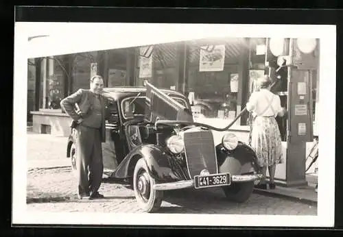 Foto-AK Mercedes Benz Auto mit Kennzeichen FW41-3629 an einer Tankstelle